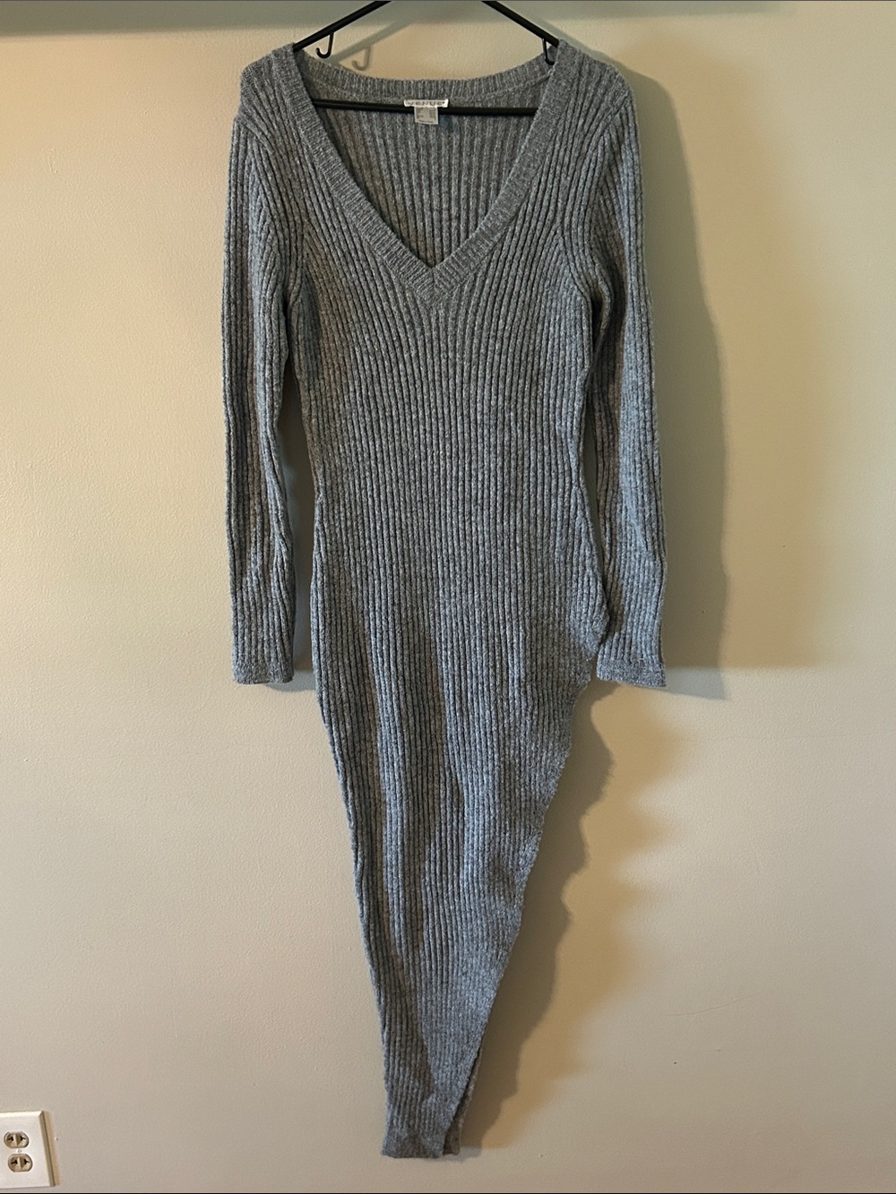 VENUS Gray Ribbed Asymmetrical V‑Neck Knit Dress